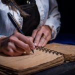 Firefly Una persona blanca escribiendo sobre un cuaderno vintage 88275