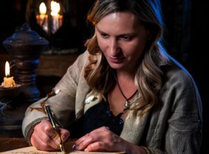 Mujer escribiendo en su cuaderno
